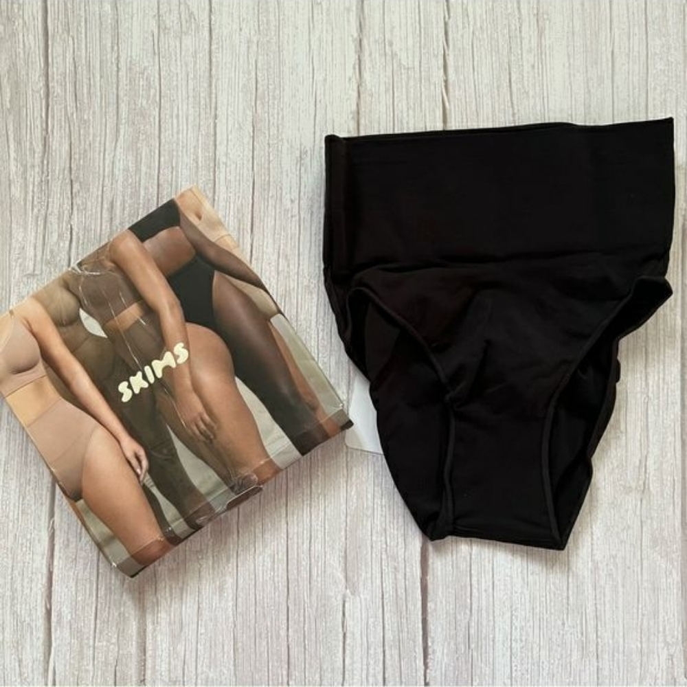 🖤 SKIMS Core Control Brief – Onyx Black – Size S/M – NWT